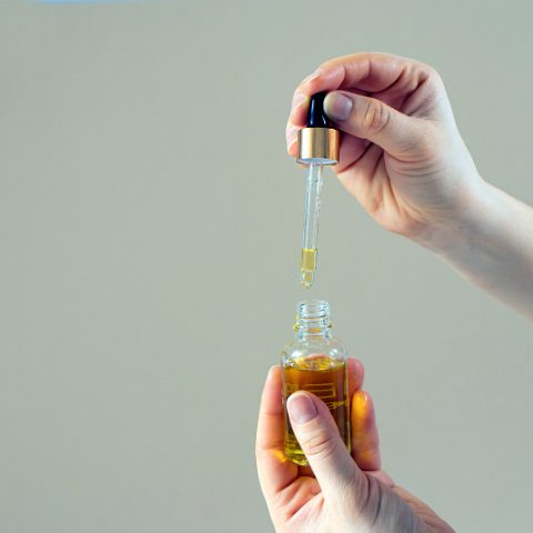 Castor oil for moisturizing
